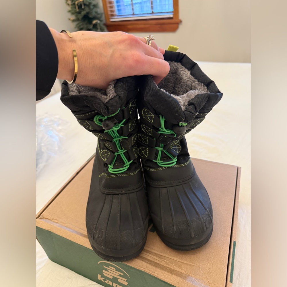 Black Boots with Green Laces - Picture 2 of 6